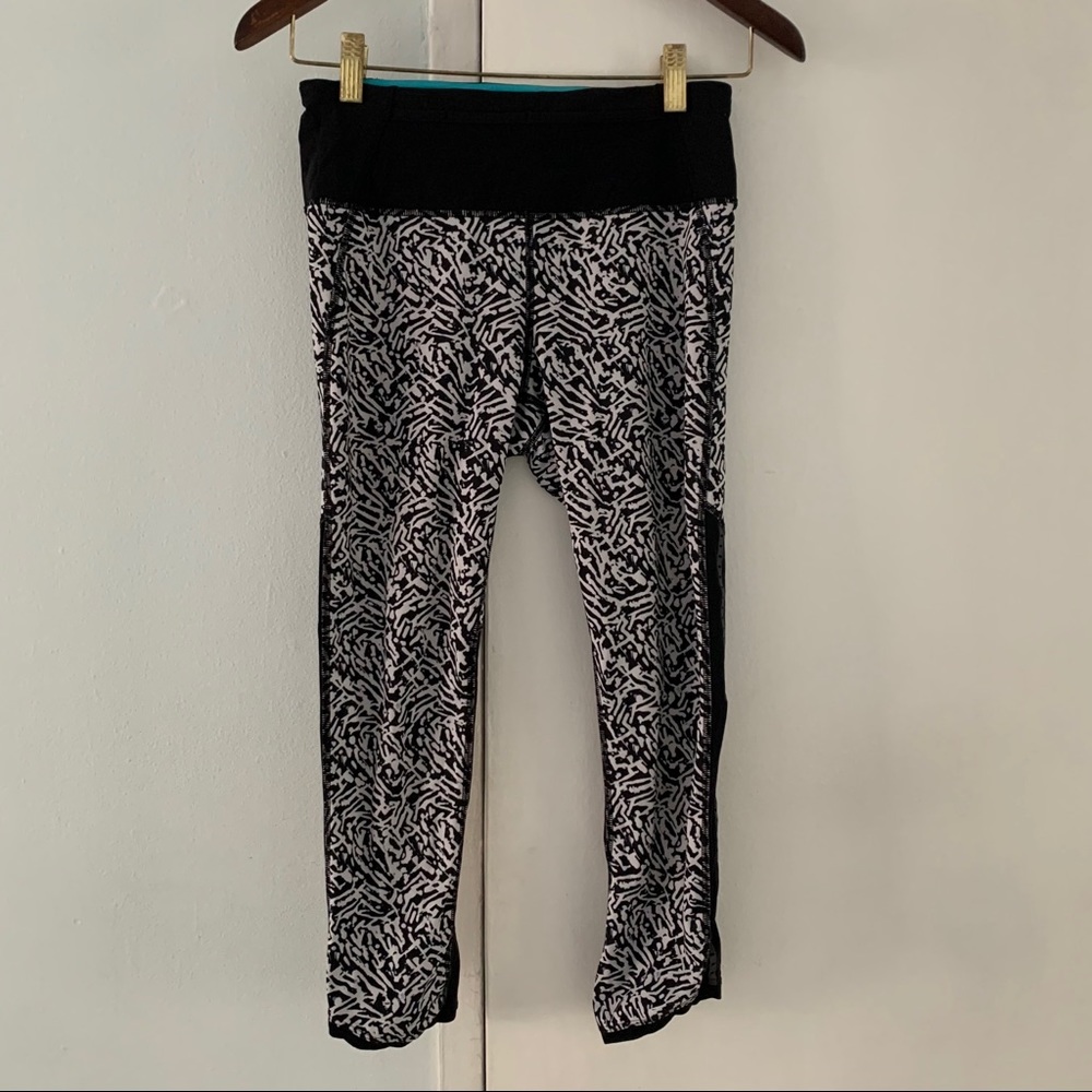 LULULEMON black & white capris workout leggings 4